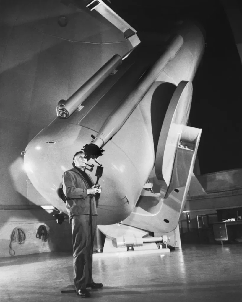 Astrônomo Edwin Hubble observando através de um telescópio no Observatório Palomar em 1949.(Crédito da imagem: Getty Images)